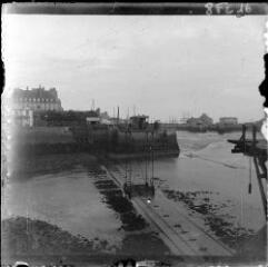 1 vue  - [Port de Saint-Malo, vue du pont roulant permettant la traversée de passagers de Saint-Servan à Saint-Malo] / Paul Lotz. (ouvre la visionneuse)