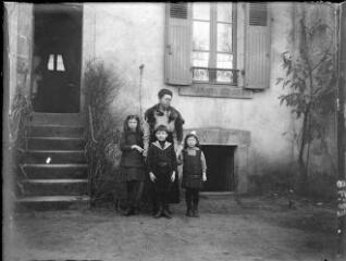 1 vue  - [Une femme et les trois enfants de Paul Lotz, Paul, Nency et Suzanne prennent la pose devant une maison] / Paul Lotz. (ouvre la visionneuse)