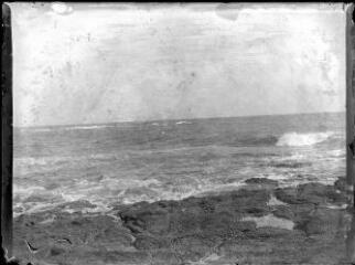 1 vue  - [Carnac, la côte rocheuse marée haute] / Paul Lotz. (ouvre la visionneuse)