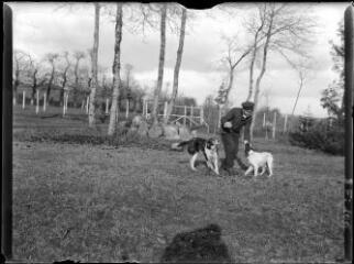 1 vue  - [Garde-chasse récompensant ses chiens dans un parc (Bot-Pléven ?)] / Paul Lotz. (ouvre la visionneuse)