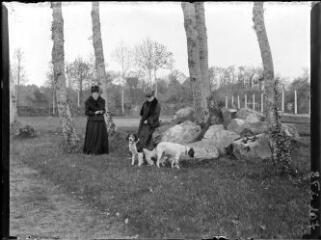 1 vue  - [Deux femmes accompagnées de deux chiens dans un parc (Bot-Pléven ?)] / Paul Lotz. (ouvre la visionneuse)