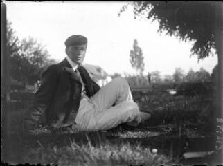 1 vue  - [Raoul du Gardier assis par terre dans un parc] / Paul Lotz. (ouvre la visionneuse)
