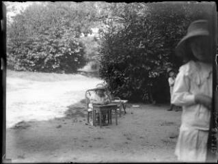 1 vue  - [Deux petites filles et un petit garçon jouant dans un parc] / Paul Lotz. (ouvre la visionneuse)