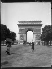 1 vue  - [L\'Arc de Triomphe sur les Champs-Élysées à Paris] / Paul Lotz. (ouvre la visionneuse)