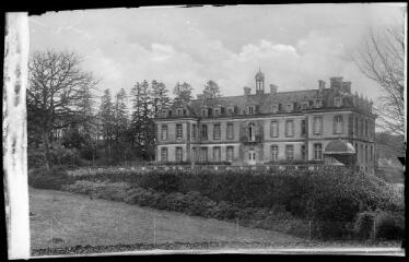1 vue  - [Bignan. Château de Kerguéhennec, façade arrière.] / David (éditeur de cartes postales). Editeur. Sans date (ouvre la visionneuse)