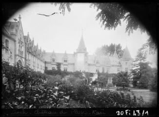 1 vue  - [Crach. Château du Plessis-Kaër, façade]. / David (éditeur de cartes postales). Sans date (ouvre la visionneuse)