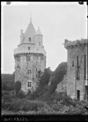 1 vue  - [Elven. Château de Largoët, tour du Connétable et l\'entrée en premier plan.] / David (éditeur de cartes postales). Editeur. Sans date (ouvre la visionneuse)