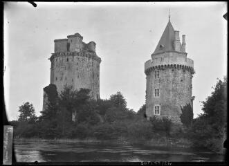 1 vue  - [Elven. Château de Largoët, tour du connétable et donjon.] / David (éditeur de cartes postales). Editeur. Sans date (ouvre la visionneuse)