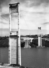 1 vue  - [La Roche-Bernard. Pont suspendu, vue depuis la rive droite des deux pylônes du pont (hauteur 84 m) avec, en arrière plan, une des deux culées de l\'ancien pont en amont.]. (ouvre la visionneuse)