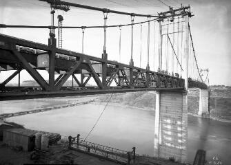 1 vue  - [La Roche-Bernard. Pont suspendu, vue du tablier en construction avec, en arrière plan, le pont flottant ]. (ouvre la visionneuse)