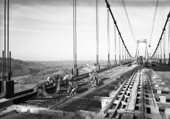 1 vue  - [La Roche-Bernard. Pont suspendu, vue du tablier en construction, les maçons occupés au ferraillage.]. (ouvre la visionneuse)