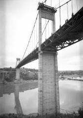 1 vue  - [La Roche-Bernard. Pont suspendu, vue de dessous du pont avec, en arrière plan, le pont flottant.]. (ouvre la visionneuse)