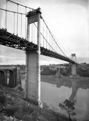 1 vue  - [La Roche-Bernard. Pont suspendu, vue de dessous du pont avec, en arrière plan, les deux culées de l\'ancien pont.]. (ouvre la visionneuse)