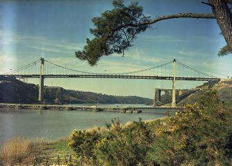 1 vue  - [La Roche-Bernard. Pont suspendu, vue depuis la rive droite des trois ponts.]. (ouvre la visionneuse)