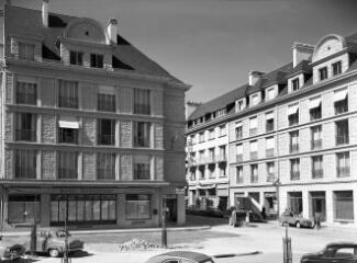 1 vue  - [Lorient, place Alsace-Lorraine. Vue d\'ensemble de la façade de l\'hôtel Beauséjour.]. (ouvre la visionneuse)