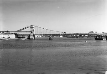 1 vue  - [Lorient, Kerentrech. Le pont Saint-Christophe en construction (le tablier non terminé) avec, en arrière plan, le pont suspendu et le pont de la voie ferrée.]. (ouvre la visionneuse)