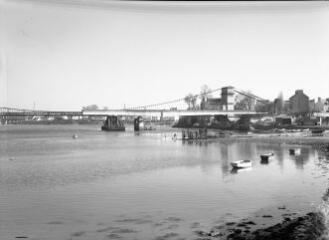 1 vue  - [Lorient, Kerentrech. Le pont Saint-Christophe, rive droite, en construction (le tablier non terminé) avec, en arrière plan, le pont suspendu.]. (ouvre la visionneuse)