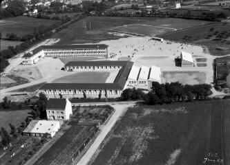 1 vue  - [Lorient, Kerfichant. Vue aérienne du lycée technique Saint-Joseph.]. (ouvre la visionneuse)