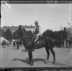 1 vue  - [Pontivy, cavalier militaire posant à cheval lors d\'un défilé sur la place d\'armes] / Paul Lotz. (ouvre la visionneuse)