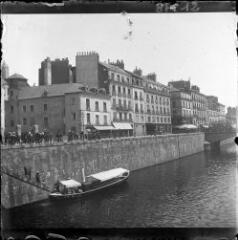 1 vue  - [Rennes, les quais de la Vilaine au centre ville, au premier plan bateau à vapeur embarquant des passagers] / Paul Lotz. (ouvre la visionneuse)