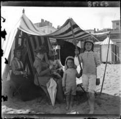 1 vue  - [Marie-Suzanne Lotz et ses proches sous une tente de plage] / Paul Lotz. (ouvre la visionneuse)