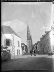 1 vue  - [Carnac, rue du centre, en arrière plan le clocher de l\'église paroissiale Saint-Cornély] / Paul Lotz. (ouvre la visionneuse)