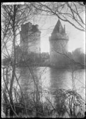 1 vue  - [Elven. Château de Largoët, donjon et tour du Connétable.] / David (éditeur de cartes postales). Editeur. Sans date (ouvre la visionneuse)