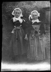 1 vue  - [Guéhenno. Deux jeunes filles en costumes breton et gallo.] / David (éditeur de cartes postales). Editeur. Sans date (ouvre la visionneuse)