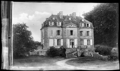 1 vue  - [Inzinzac. Château de Kerbalay, façade.] / David (éditeur de cartes postales). Editeur. Sans date (ouvre la visionneuse)