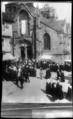 1 vue  - [Josselin. Groupes à l\'entrée de la basilique Notre-Dame-du-Roncier le jour du pardon.] / David (éditeur de cartes postales). Editeur. Sans date (ouvre la visionneuse)