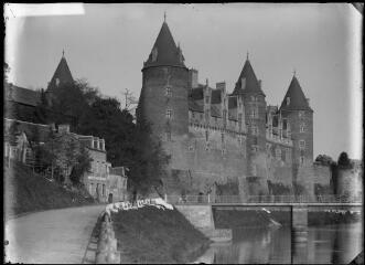 1 vue  - [Josselin. Château, façade sur l\'Oust.] / David (éditeur de cartes postales). Editeur. Sans date (ouvre la visionneuse)