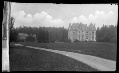 1 vue  - [Missiriac.Château de la Morlaye, façade vue du parc.] / David (éditeur de cartes postales). Editeur. Sans date (ouvre la visionneuse)