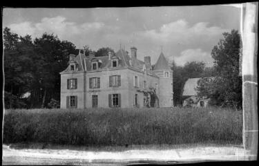 1 vue  - [Plumelin. Château de Guénanec, vue générale.] / David (éditeur de cartes postales). Editeur. Sans date (ouvre la visionneuse)