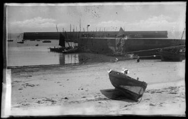 1 vue  - [Quiberon. Petits bateaux de pêche à voiles dans le port de Port-Haliguen.] / David (éditeur de cartes postales). Editeur. Sans date (ouvre la visionneuse)