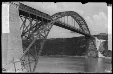 1 vue  - [La Roche-Bernard. Pont métallique suspendu (deuxième pont).] / David (éditeur de cartes postales). Editeur. Sans date (ouvre la visionneuse)