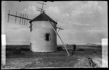 1 vue  - [Saint-Armel. Moulin à vent avec en arrière-plan la minoterie de Ludré.] / David (éditeur de cartes postales). Editeur. Sans date (ouvre la visionneuse)