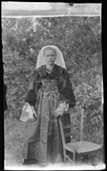 1 vue  - [Saint-Gildas-de-Rhuys. Femme en costume traditionnel.] / David (éditeur de cartes postales). Editeur. Sans date (ouvre la visionneuse)