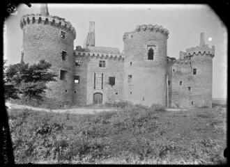 1 vue  - [Sarzeau. Château de Suscinio, vue de l\'entrée.] / David (éditeur de cartes postales). Editeur. Sans date (ouvre la visionneuse)