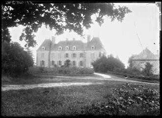 1 vue  - [Sarzeau. Château de Truscat, façade arrière.] / David (éditeur de cartes postales). Editeur. Sans date (ouvre la visionneuse)