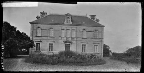 1 vue  - [Sarzeau. Château du Néret, façade arrière.] / David (éditeur de cartes postales). Editeur. Sans date (ouvre la visionneuse)