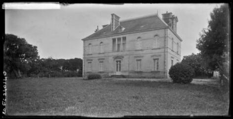 1 vue  - [Sarzeau. Château du Néret, façade avant.] / David (éditeur de cartes postales). Editeur. Sans date (ouvre la visionneuse)