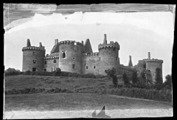 1 vue  - [Sarzeau. Château de Suscinio, vue d\'ensemble.] / David (éditeur de cartes postales). Editeur. Sans date (ouvre la visionneuse)