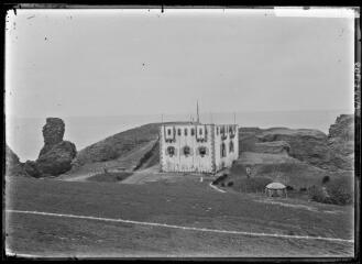 1 vue  - [Sauzon. Le fort de Sarah Bernhardt à la pointe des Poulains.] / David (éditeur de cartes postales). Editeur. Sans date (ouvre la visionneuse)