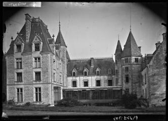 1 vue  - [Trédion. Château de Trédion, cour intérieure et véranda.] / David (éditeur de cartes postales). Editeur. Sans date (ouvre la visionneuse)