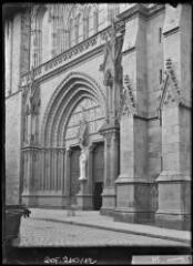 1 vue  - [Vannes. Cathédrale Saint-Pierre, portail.] / David (éditeur de cartes postales). Editeur. Sans date (ouvre la visionneuse)