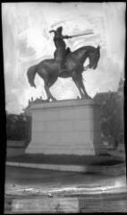 1 vue  - [Vannes. Statue équestre du connétable de Richemont devant l\'hôtel de ville, côté droit.] / David (éditeur de cartes postales). Editeur. Sans date (ouvre la visionneuse)