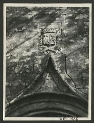 2 vues  - [Blason de René Pépin, seigneur de Deil, au-dessus de l\'entrée de la chapelle Saint-Fiacre.] / Godineau. Photographe. 1940-1950 (ouvre la visionneuse)