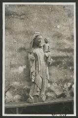 2 vues  - [Chapelle Saint-Marc au Laupo, Statue de Vierge à  l\'Enfant.]. S.d. (ouvre la visionneuse)