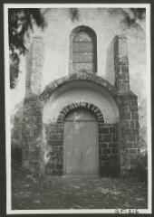2 vues  - [Église, portail de la façade.]. S.d (ouvre la visionneuse)