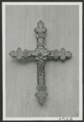 2 vues  - [Presbytère, croix de procession du Binio (face).]. S.d (ouvre la visionneuse)